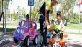 Çocuklar trafiği okulunda öğreniyor