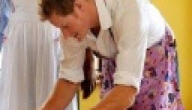 Prens kolları sıvadı!