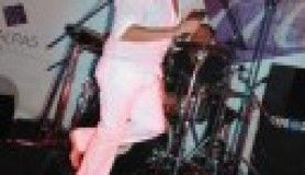 Cenk Eren'den Kıbrıs Malpas Casino'da çıplak ayaklı konser..