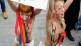 Femen Kızları Sultanahmet'te soyundular!