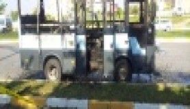 Yaralı yakınları, minibüsü kundakladı!