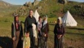 Gül yaylaya çıktı, kuzu sevdi