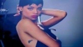 Rihanna kendi tasarımlarıyla kapak oldu!