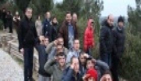 Kimsesiz engelli gençlerden Ata'mıza saygı duruşu