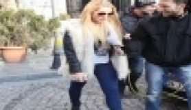 Arabasını gardroba çevirdi!