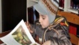 Minikler, araştırma ödevi için kütüphanede