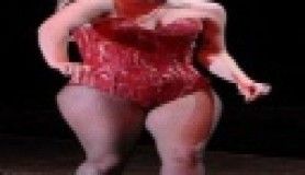 Lady Gaga şiştikçe şişiyor!