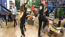 Gülben Ergen dansçılarla birlikte özel aparatlı patenleri giyerek dans etti! 