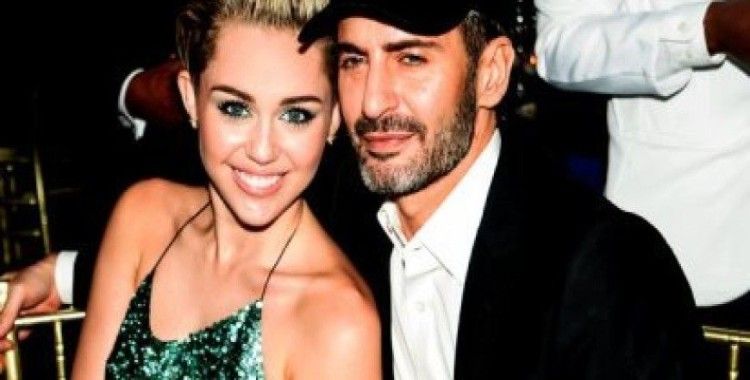 Miles Cyrus Marc Jacobs koleksiyonu için kamera karşısında!