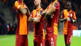 Aslan, Timsah'ı parçaladı!