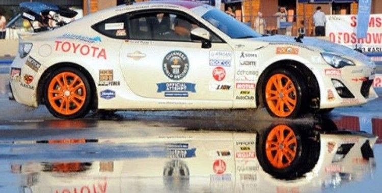 Dünya drift rekoru 144 kilometre ile kırıldı