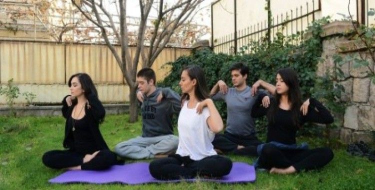 Dizi setinde yoga dersleri başladı!