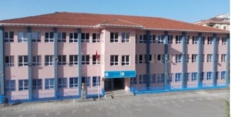 Öğretmen Selma Akay Ortaokulu'na nasıl giderim ?