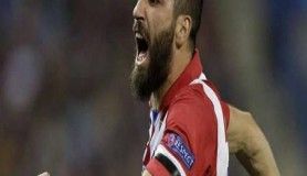 Arda Turan'dan imza kutlaması