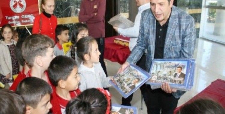 Başkan Turgay Genç çocuklarla tiyatro izledi