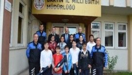 Milli Eğitim Müdüründen öğrencilere hediye