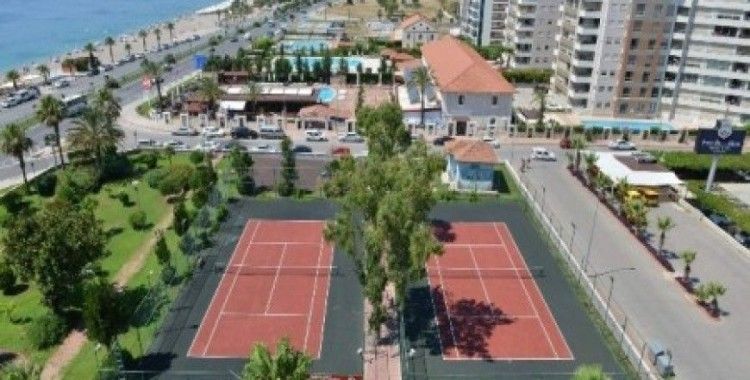 Konyaaltı'nda 7'den 70'e herkes için tenis