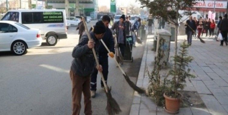 Belediye sokakları temizliyor