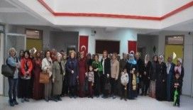 Çocuklar üşümesin diye annelere yün dağıtıldı