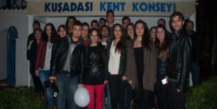 Kuşadası Gençlik Meclisi'nden AIDS haftası etkinlikleri