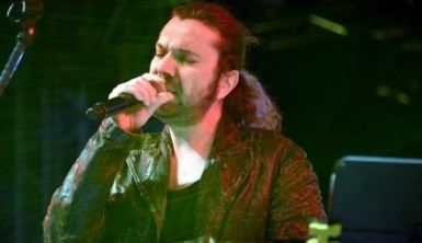 'Darbe' tweetinin ardından konserinde de siyasi mesaj verdi