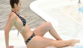 Chloe Goodman havuz başında