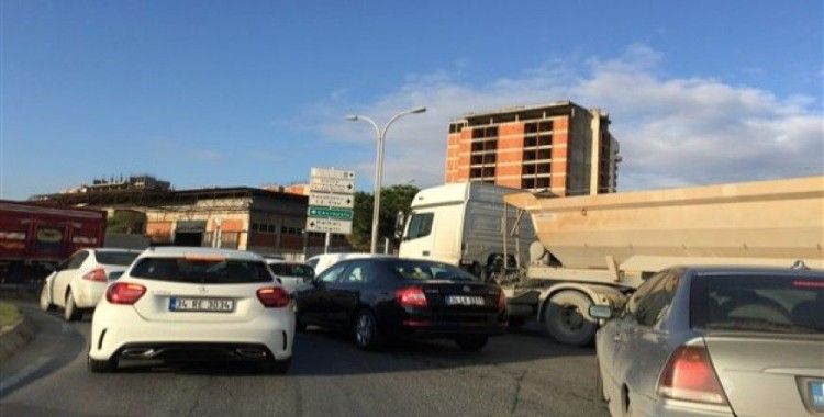 Hafriyat kamyonları sabah trafiğini çekilmez hale getiriyor