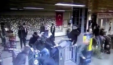 Napoli taraftarının metroyu birbirine kattığı anlar kamerada