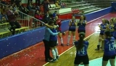 Voleybol maçında sürpriz evlilik teklifi