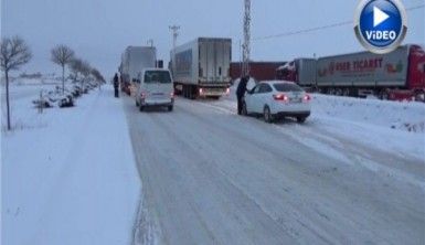 Afyonkarahisar-Ankara karayolu kar ve tipiden ulaşıma kapandı