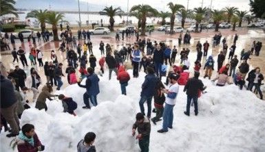 Alanya'da denize sıfır kartopu savaşı