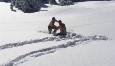 Kar üzerinde güreş tuttular