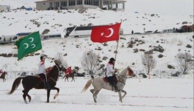 Buz tutan Çıldır Gölü'nde renkli görüntüler