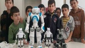 Bu robot zeybek oynuyor