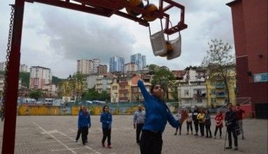 Öğretmenden voleybol smaç makinesi