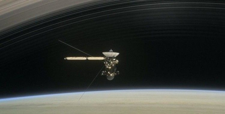 Cassini Satürn'e en yakın geçişini yaptı