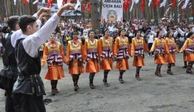 Bal Festivali’nde renkli görüntüler