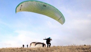 Sivas’ta olmaz denileni başardılar, yamaç paraşütü yaptılar