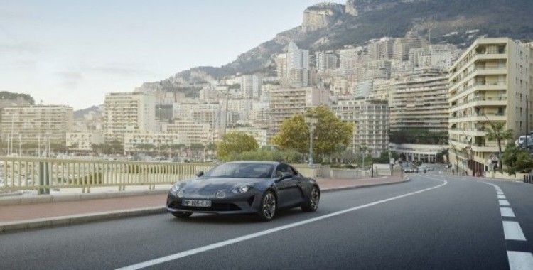 Alpine A110 iki versiyonu ile Cenevre'de