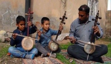 Mardin'de yaşayan kemençeci aile