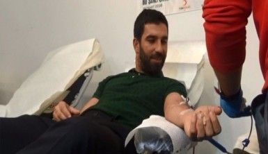 Arda Turan Mehmetçik'e kanıyla destek verdi