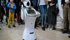 Robot 'Sanbot' erik dalı oynadı