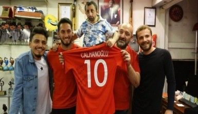 Hakan Çalhanoğlu iftarını 'Köksal Baba'yla yaptı