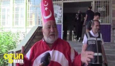 Türk bayraklı kıyafetiyle oy kullandı