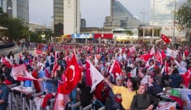 AK Parti Genel Merkezi önünde kutlama başladı