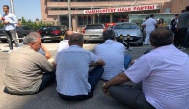 CHP'li muhaliflerden oturma eylemi