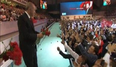 Cumhurbaşkanı Erdoğan, Dönmem geri senin yolundan şarkısıyla karşılandı