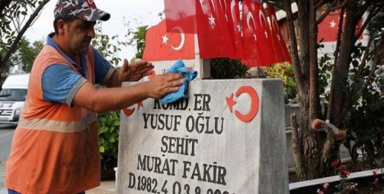 ​Şehit mezarlarının gönüllü temizlikçisi