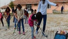 Köy okulundaki öğrencilerin hokey merakı