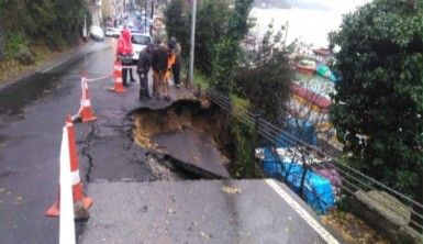 Yoğun yağış yolu çökertti